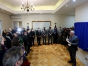 Con presencia del Presidente Boric, se restituye placa homenaje a Generales Schneider y Prats